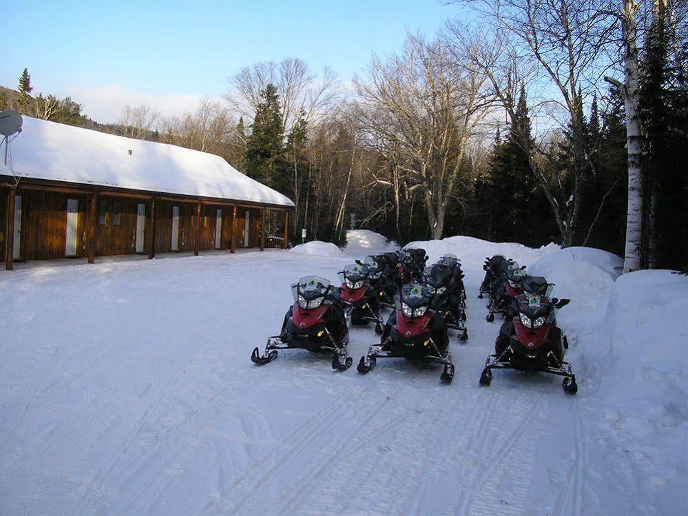 Motel Ours Bleu Lac-Saguay Exterior foto