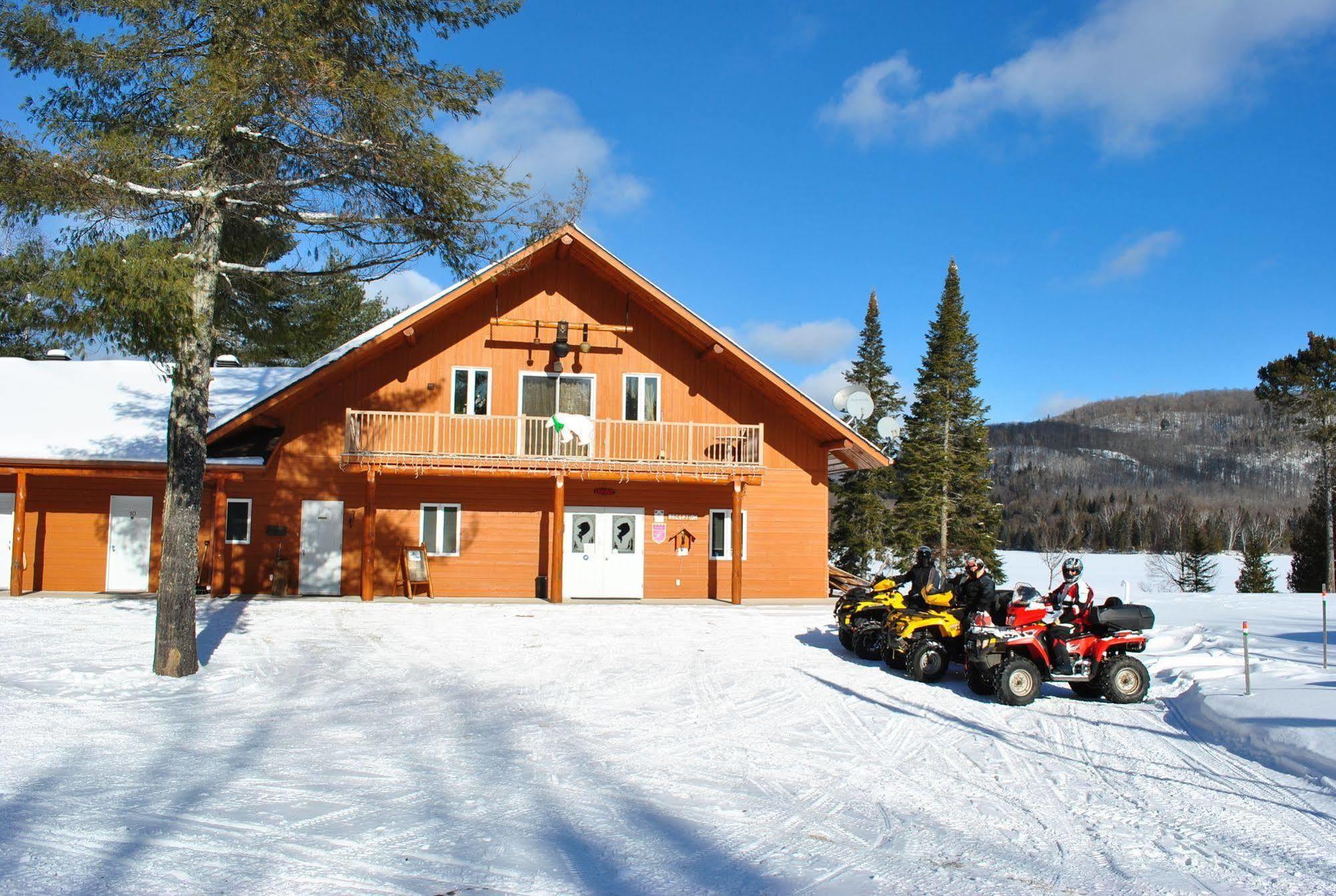 Motel Ours Bleu Lac-Saguay Exterior foto