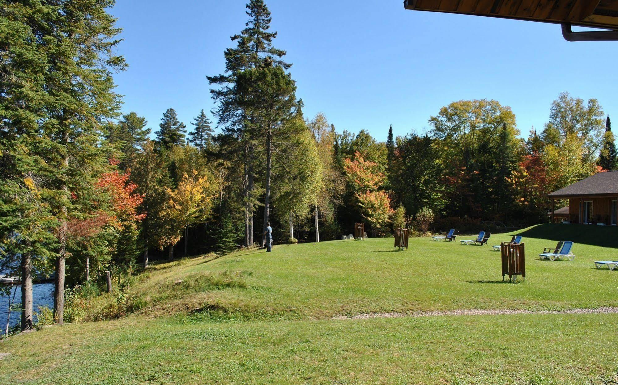 Motel Ours Bleu Lac-Saguay Exterior foto