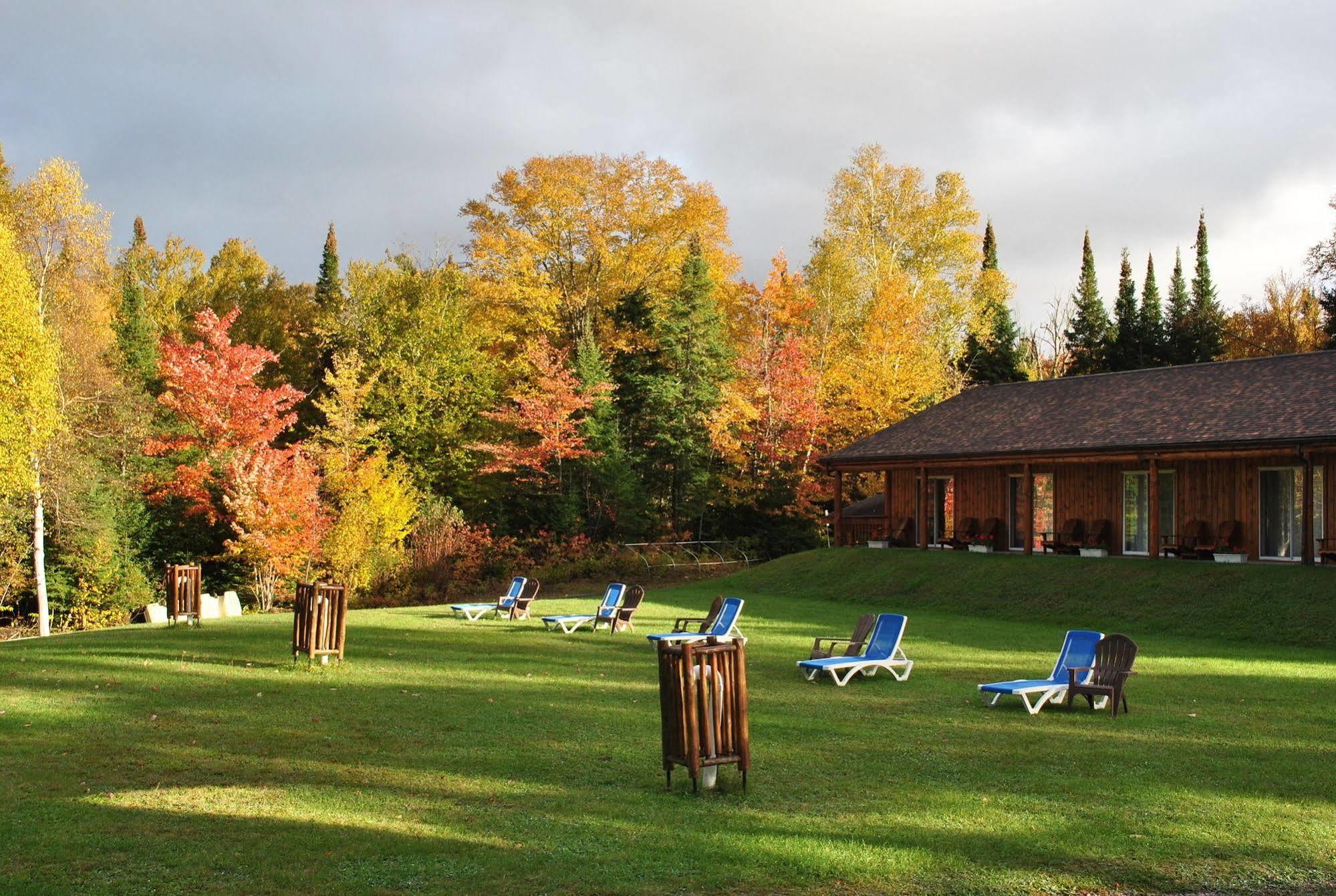 Motel Ours Bleu Lac-Saguay Exterior foto