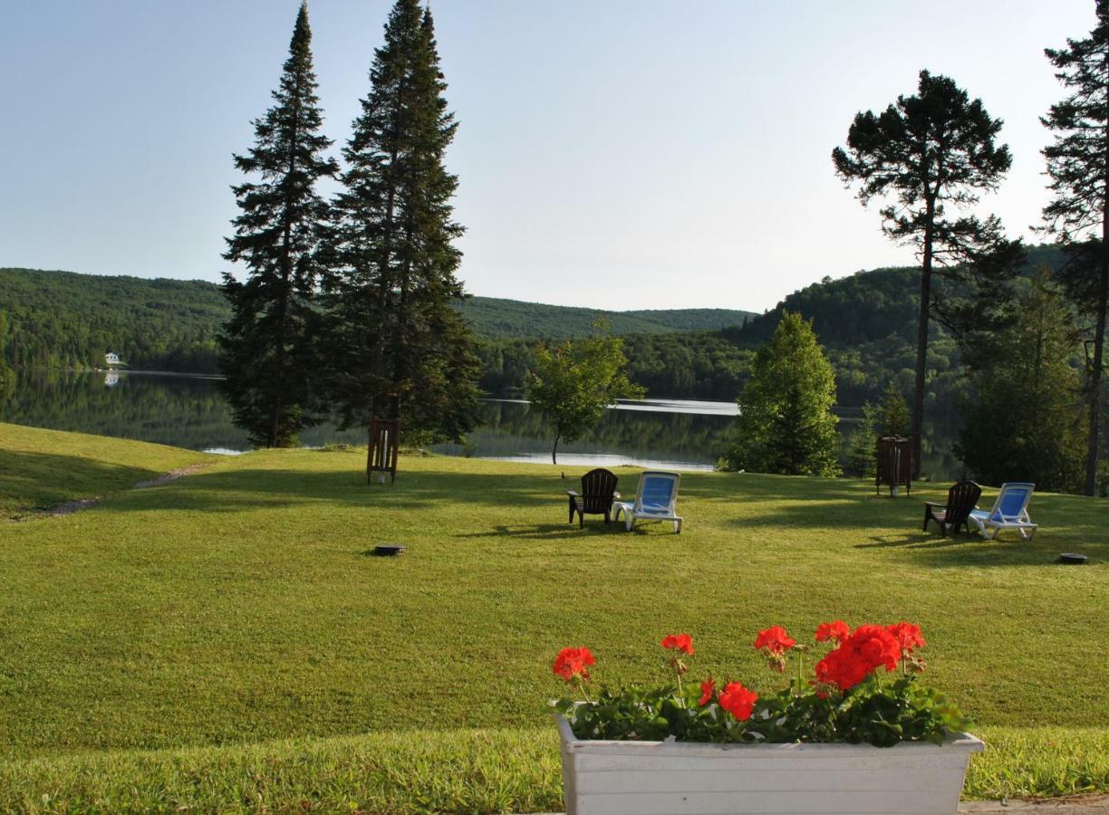 Motel Ours Bleu Lac-Saguay Exterior foto